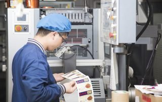 提高不干膠印刷油墨顏色穩(wěn)定性